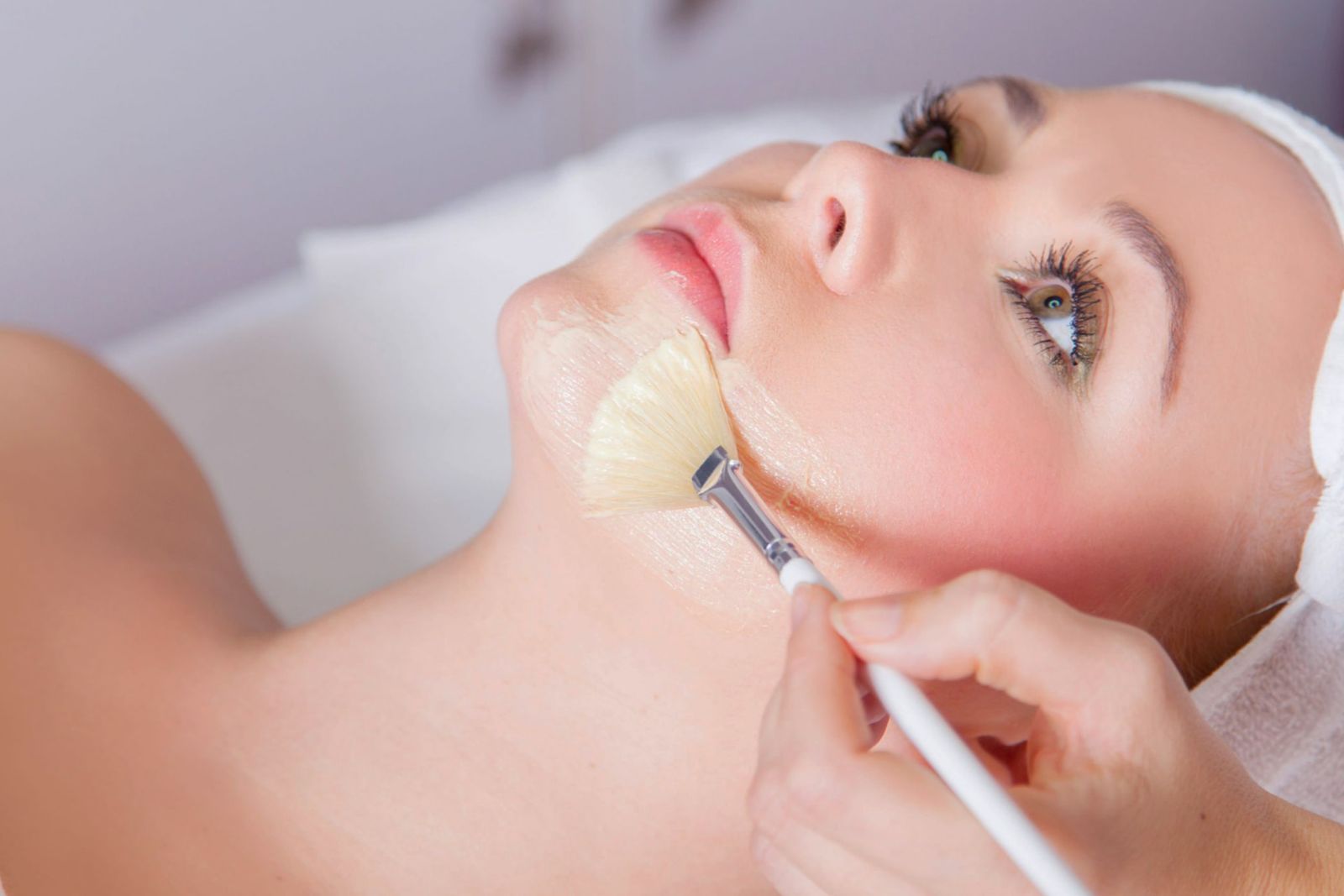Applicazione di un peeling chimico