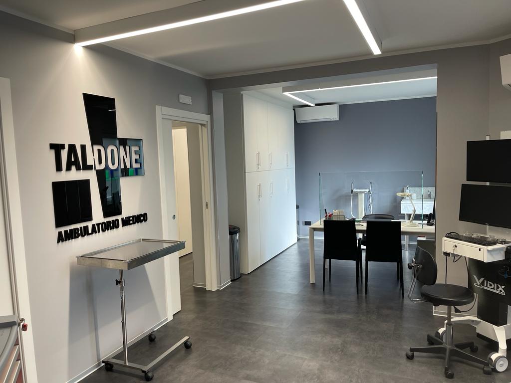 Sala visita con postazione di videodermatoscopia